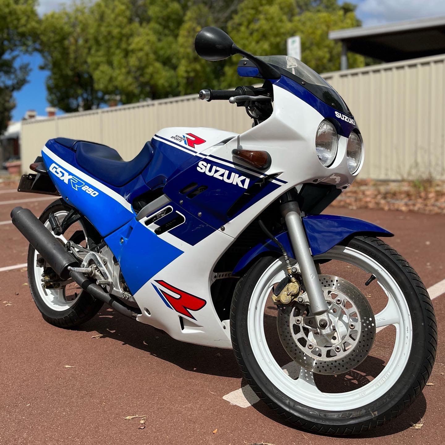 Suzuki
              GSX-R250