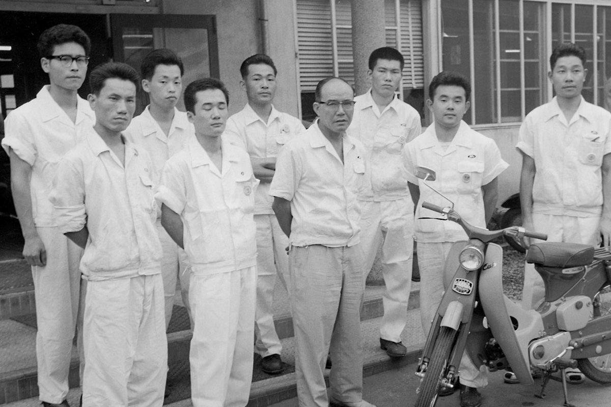 Honda cub
              development team with soichiro honda