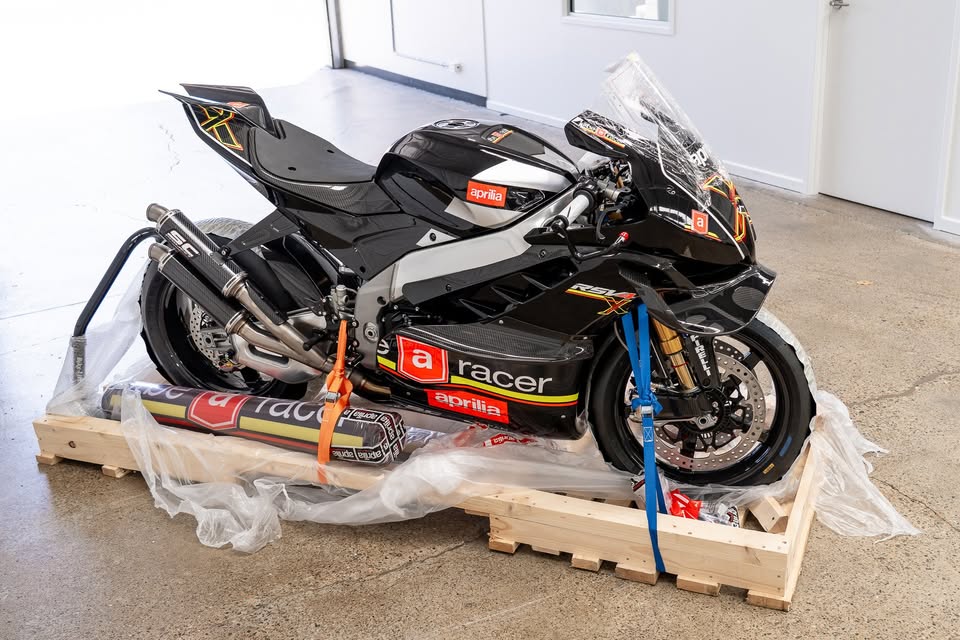 aprilia rsv4 race
              bike